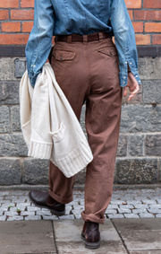 Boomerang - PLEATED CHINO PANT - Brown