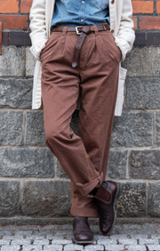 Boomerang - PLEATED CHINO PANT - Brown