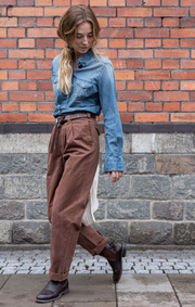 Boomerang - PLEATED CHINO PANT - Brown