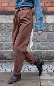 Boomerang - PLEATED CHINO PANT - Brown